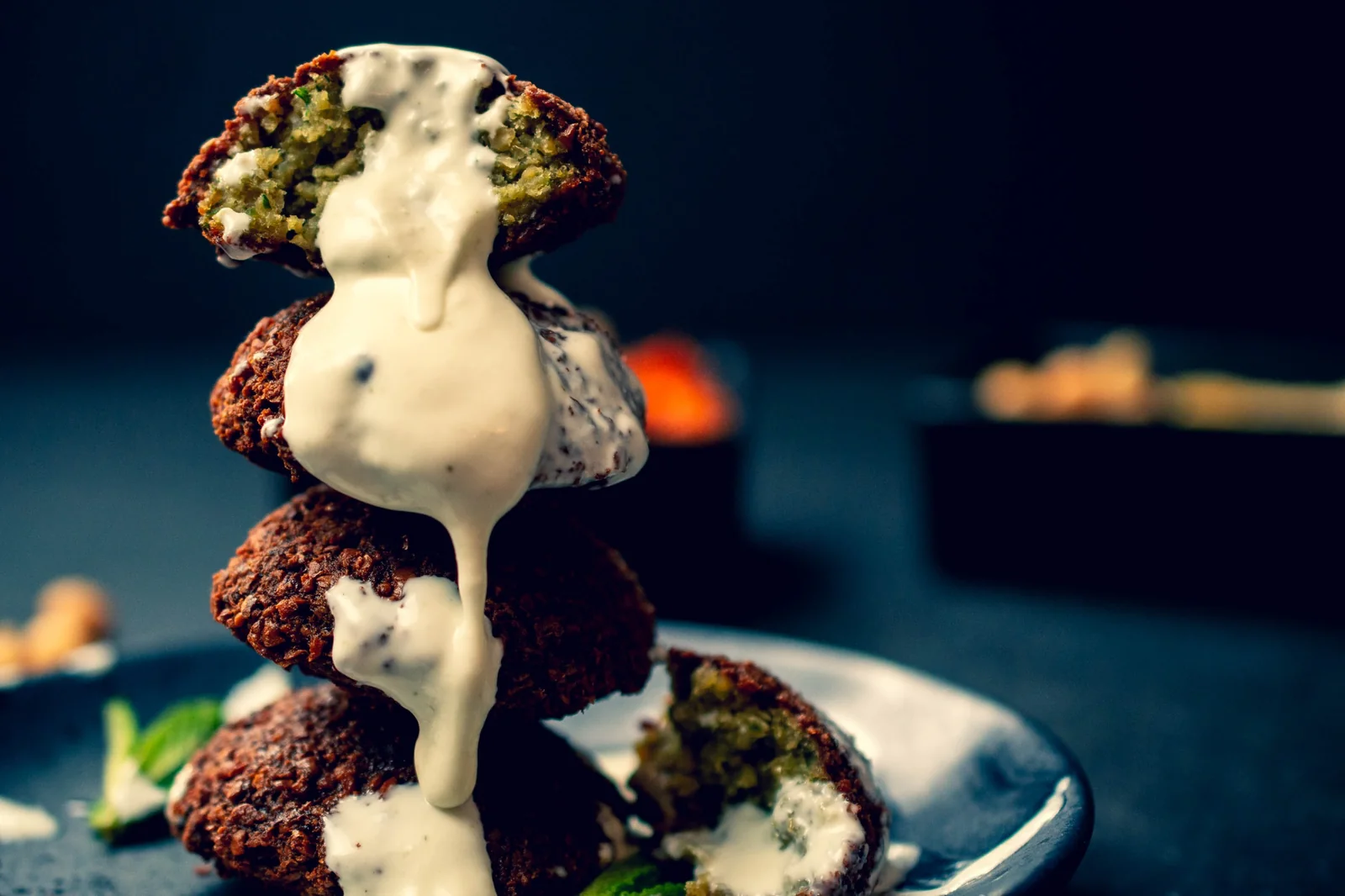 Falafel artesanal servido con tahini