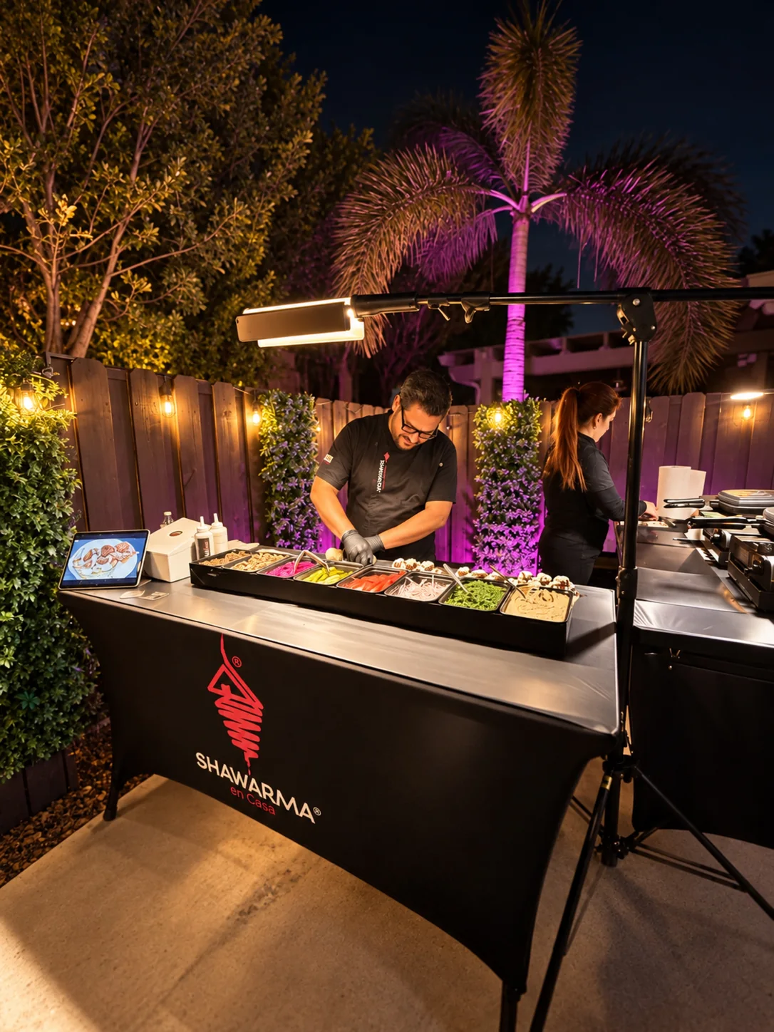 Equipo de Shawarma en Casa preparando shawarmas durante un evento