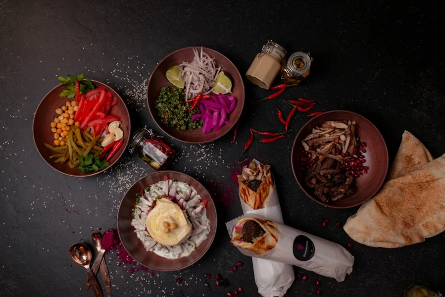 Mesa completa de Shawarma en Casa con ingredientes frescos