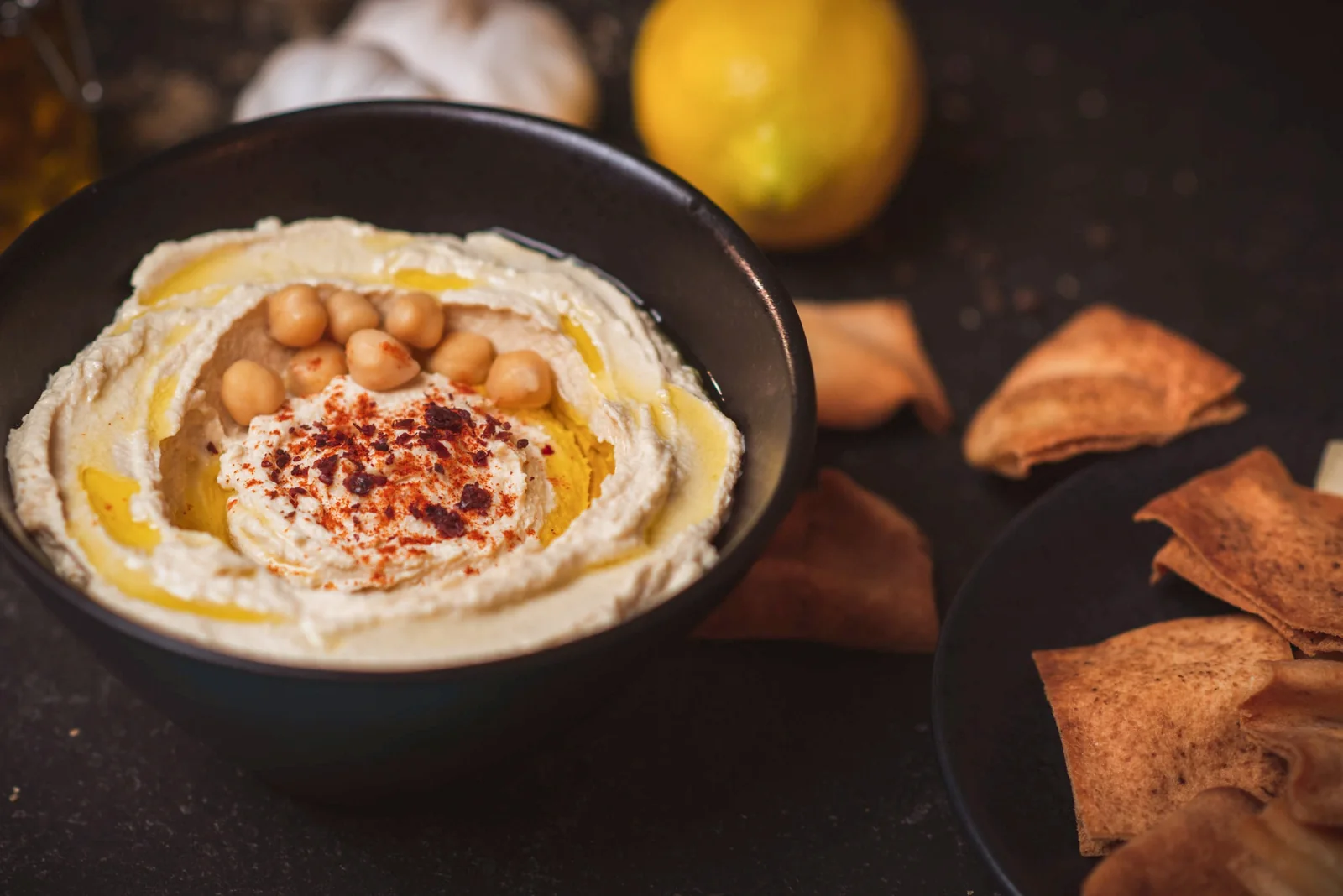 Hummus cremoso servido con pan pita tostado