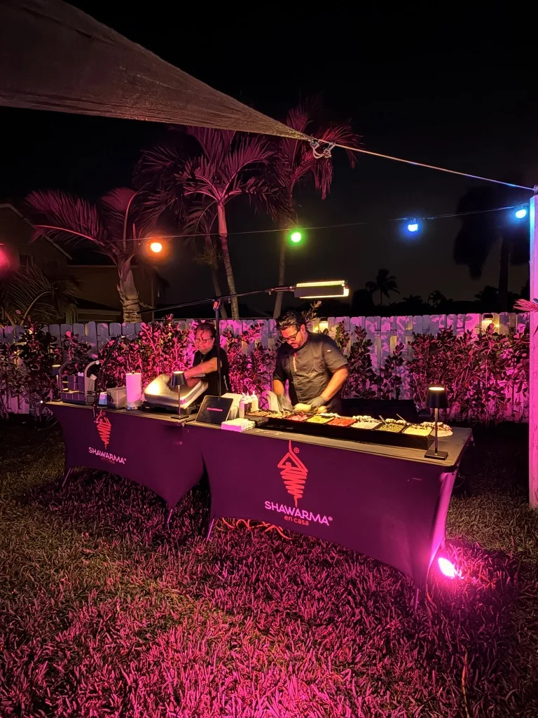 Montaje exterior de Shawarma en Casa durante una celebración