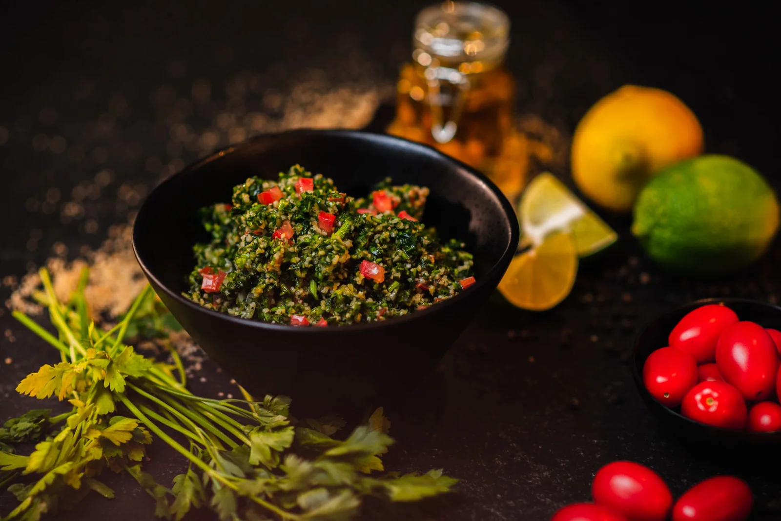 Tabulé fresco preparado con hierbas, tomate y limón